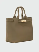 Bolso tote grande Longchamp modelo Le Smart Flow, color tostado, confeccionado en cuero con textura granulada. Cuenta con doble asa de mano, tira decorativa con broche metálico dorado en la parte frontal y diseño estructurado.