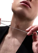 Cadena plateada de acero quirúrgico con eslabones tipo fígaro.