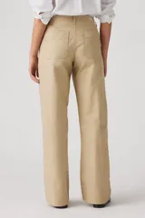 Pantalón de gabardina color beige, de corte recto y tiro alto.
