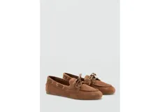 Mocasines estilo náutico de piel vacuna color marrón, con cordones del mismo tono en los laterales y suela de caucho termoplástico.