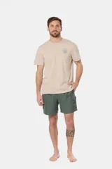 Short de baño azul con cintura elástica ajustable con cordón, bolsillos laterales y bolsillo cargo en la pierna.