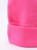 Gorro de lana color marrón claro con doblez en el borde.