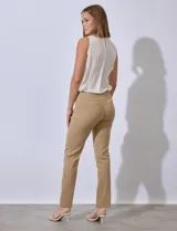 Pantalón de vestir color beige, marca Zac & Rachel, confeccionado en gabardina elastizada. Presenta pretina ancha con faja interna modeladora, largo de pierna con costura frontal pespunteada y bolsillos ojal simulados en la parte trasera.