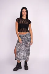 Top de encaje color blanco, con mangas cortas, diseño cropped y cuello redondo.