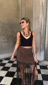 Collar de dos vueltas compuesto por cuentas de piedras semipreciosas en tonos verde oscuro, negro y gris claro, con formas irregulares y algunas cuentas negras en forma de gota.