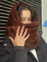 Cuello de tela sherpa color marrón chocolate, que puede usarse como cuello, capucha o cubrebocas.