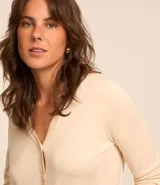 Cardigan de punto fino color gris, con escote en V, cierre frontal con botones y mangas largas. Confeccionado en una mezcla de viscosa y poliamida.