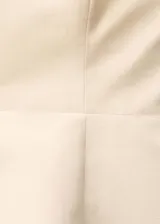 Top de corte peplum con diseño palabra de honor, sin mangas y cierre de cremallera en la parte posterior.