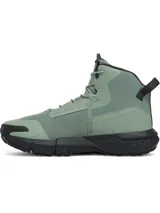 Botas tácticas Under Armour modelo Charged Valsetz Mid, color verde oliva con suela negra. Presentan una parte superior sintética transpirable con refuerzos de PU, entresuela con tecnología Charged Cushioning para mayor amortiguación y suela exterior Vibram XS Trek para tracción en diversos terrenos.
