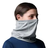 Cuello multifuncional Columbia en color gris, diseñado con tecnología de enfriamiento y protección solar. Presenta perforaciones láser en la zona de la nariz para mayor transpirabilidad y el logo de la marca estampado en el lateral.