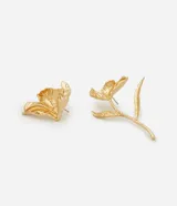 Par de caravanas asimétricas en tono dorado con baño light gold, diseño texturizado en forma de flor y pétalo.