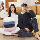 Conjunto de pijama de dos piezas confeccionado en plush suave con textura de ochos. Incluye una remera de manga larga con cuello redondo y un pantalón de corte recto con cintura elástica.