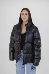 Campera puffer reversible de corte holgado, con cuello alto y cierre frontal. Un lado es de color azul vibrante con detalles en verde lima en el cierre y el interior, y el otro lado es de color negro.