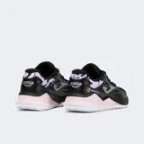 Championes de pádel Joma Spin Lady 2501 para mujer, color negro con detalles en rosa pálido y blanco. Presentan un diseño robusto con refuerzos en la puntera y laterales, y una entresuela voluminosa en rosa pálido. El logo de Joma Padel es visible en el lateral.