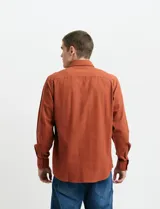 Camisa de franela lisa con cuello button-down, manga larga, botones al tono y bolsillo frontal en el pecho.