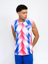 Musculosa de entrenamiento del Club Nacional de Football, con diseño estampado de franjas diagonales en colores blanco, azul y rojo. Presenta cuello redondo y escudo del club en el pecho.