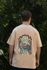 Remera negra de algodón premium con cuello redondo y mangas cortas. Estampado frontal con tres hongos rojos y blancos.