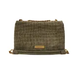 Cartera tipo bandolera Marc Jacobs, confeccionada en cuero gamuza con textura efecto cocodrilo. Presenta un diseño rectangular con solapa frontal, cierre metálico dorado y correa de cadena dorada ajustable.