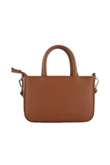 Cartera tipo bandolera de diseño compacto, color rosado, con doble asa superior y correa ajustable extraíble. Presenta un aplique metálico circular con logo en el centro y cierre superior.