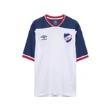 Remera deportiva de fútbol Umbro del Club Nacional de Football, modelo Match. Diseño en color blanco con mangas y parte superior en azul marino, cuello en V de tejido rib con detalles en rojo y blanco, y el escudo del club junto al logo de la marca bordados en el pecho.