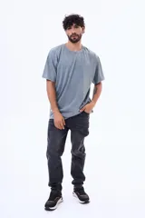 Remera de algodón con efecto lavado, cuello redondo y manga corta, de corte regular y holgado.