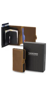 Tarjetero de cuero color marrón con broche, con tecnología anticlonación.