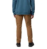Pantalón cargo color marrón, de corte recto y ajuste cómodo, confeccionado en mezcla de algodón elástico. Cuenta con bolsillos laterales con solapa, bolsillos para las manos reforzados y trabillas en la cintura.