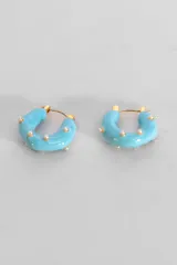 Par de caravanas tipo argolla color celeste con apliques de perlas sintéticas y cierre dorado.