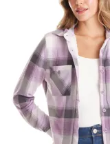 Sobrecamisa de tejido soft con interior afelpado, diseño a cuadros en tonos azules y blancos, cuello con solapa, cierre frontal con botones y bolsillos aplicados en el pecho.