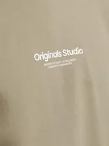 Buzo de cuello redondo y manga larga, corte relajado en color beige. Presenta el logotipo "Originals Studio" estampado en pequeño en el pecho.