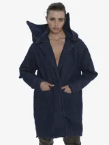 Abrigo de largo medio en denim azul oscuro, con diseño matelaseado en patrón de rombos. Presenta cuello amplio y solapas, mangas largas y bolsillos frontales grandes.