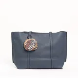 Cartera tipo tote bag de cuero sintético en color azul, con textura granulada. Incluye un pequeño monedero colgante con estampado animal print.