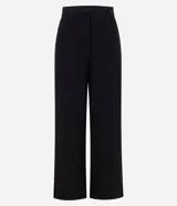 Pantalón wide leg de sastrería color negro, confeccionado en crepé, con cintura con pasacintos y corte de pernera ancha.