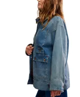 Campera de denim azul de corte holgado, con cuello de pana color verde militar y puños de pana acanalada del mismo color. Presenta cierre frontal con botones, cuatro bolsillos delanteros con solapa y botón, y dos bolsillos laterales.