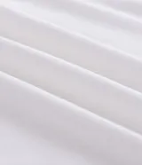 Remera blanca de manga corta, cuello redondo y calce comfort. Presenta un pequeño estampado localizado en el pecho con las palabras "AR", "MAR" y "AMAR" apiladas en color gris oscuro.