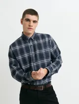 Camisa de franela de manga larga con estampado de cuadros escoceses, cuello button-down y cierre frontal con botones.