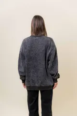 Sweater de tejido suave con lavado efecto vintage, color rosa fucsia, de calce oversize y cuello redondo.