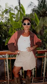 Falda corta tipo skort color beige, con diseño tableado y cintura marcada.