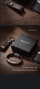 Pulsera masculina con placa central de acero inoxidable que presenta un diseño geométrico tipo greca, combinada con una banda de goma negra.
