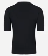 Blusa color beige en tejido de punto acanalado, con cuello polo y cremallera.