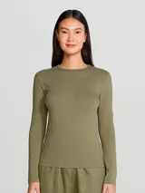 Camiseta básica de manga larga en color verde musgo, con cuello redondo y corte ajustado al cuerpo.