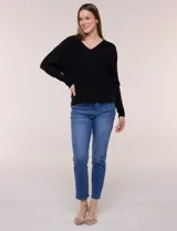 Buzo tejido fino de Allie Rose en color beige, con escote en V, costura central expuesta, mangas largas con puño ajustado y diseño relajado.