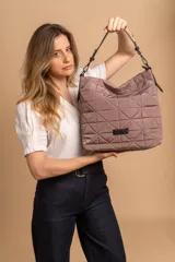 Cartera capitoneada color beige, con diseño geométrico y asa resistente. Amplia y cómoda, ideal para el uso diario.