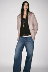 Blazer cruzado de mujer color marrón oscuro, con cuello solapa, manga larga y bolsillos delanteros con solapa.