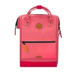 Mochila Cabaia modelo Adventurer Venise, color rosado con base fucsia. Cuenta con un bolsillo frontal con cierre, asas superiores y correas acolchadas. Incluye un parche redondo con logo en la parte superior y un parche rectangular con logo en la parte inferior.