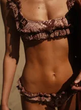 Bombacha de bikini con estampado de piel de serpiente en tonos marrones y volados en la cintura.