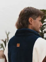 Buzo afelpado de hombre con diseño color block en marrón, azul y blanco.