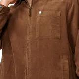 Campera marrón de pana con cierre frontal, cuello clásico y bolsillo en el pecho.