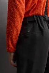 Pantalón deportivo de esquí color negro, confeccionado en tejido técnico impermeable de tres capas con costuras y cremalleras termoselladas. Cuenta con tirantes elásticos regulables, cintura ajustable, bolsillos frontales con cierre, refuerzos en la parte inferior de la pernera y sistema de rescate RECCO integrado.