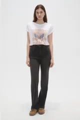 Pantalón jean gris de tiro alto con corte flare y bolsillos clásicos.